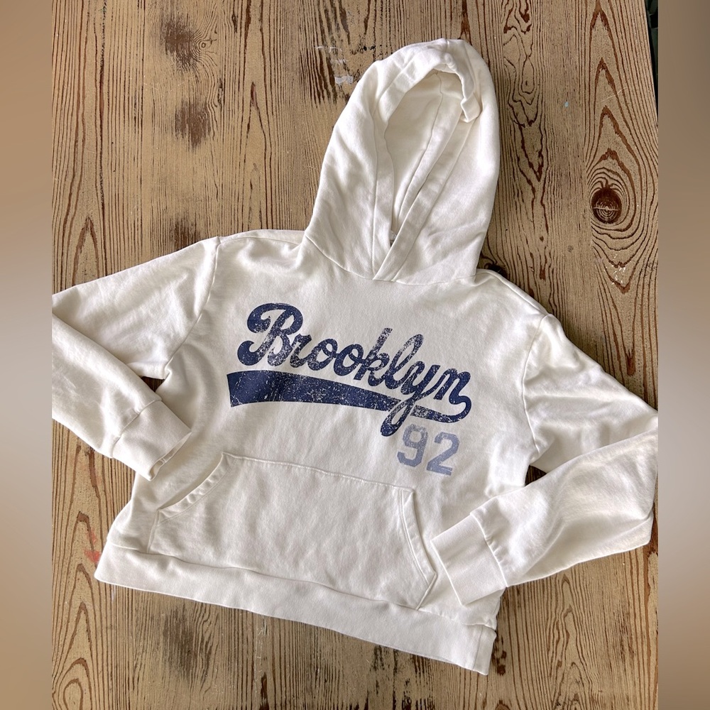Women’s Tilly’s Full Tilt cream cropped hoodie sweatshirt. Size M.